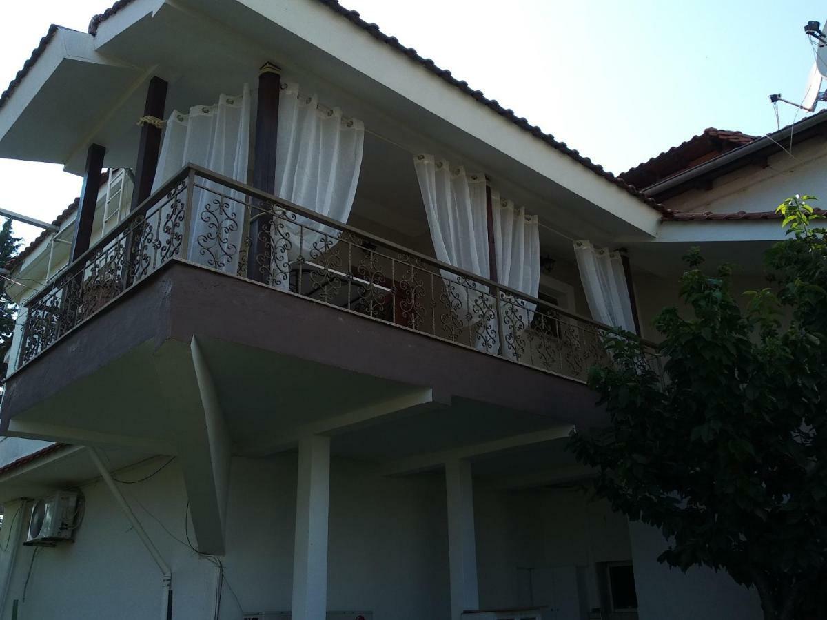 House In The Village Fotolívos Kültér fotó